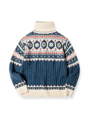 鮮やかなフェアアイル柄と高めの襟が特徴の2WAY仕様ニットセーターの全体と柄ディテールを写した写真
