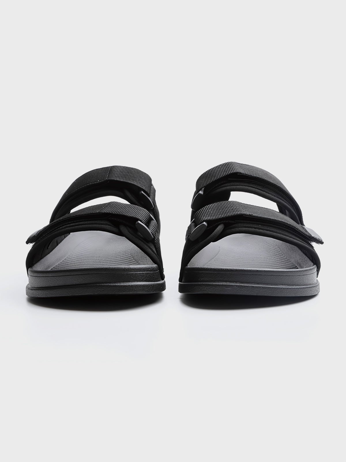 ビーチ用マルチパーパスサンダル、デュアルマジックテープとカップ型ソールデザインが特徴。快適でスタイリッシュな外観、シンプルな色合いで展示されている。