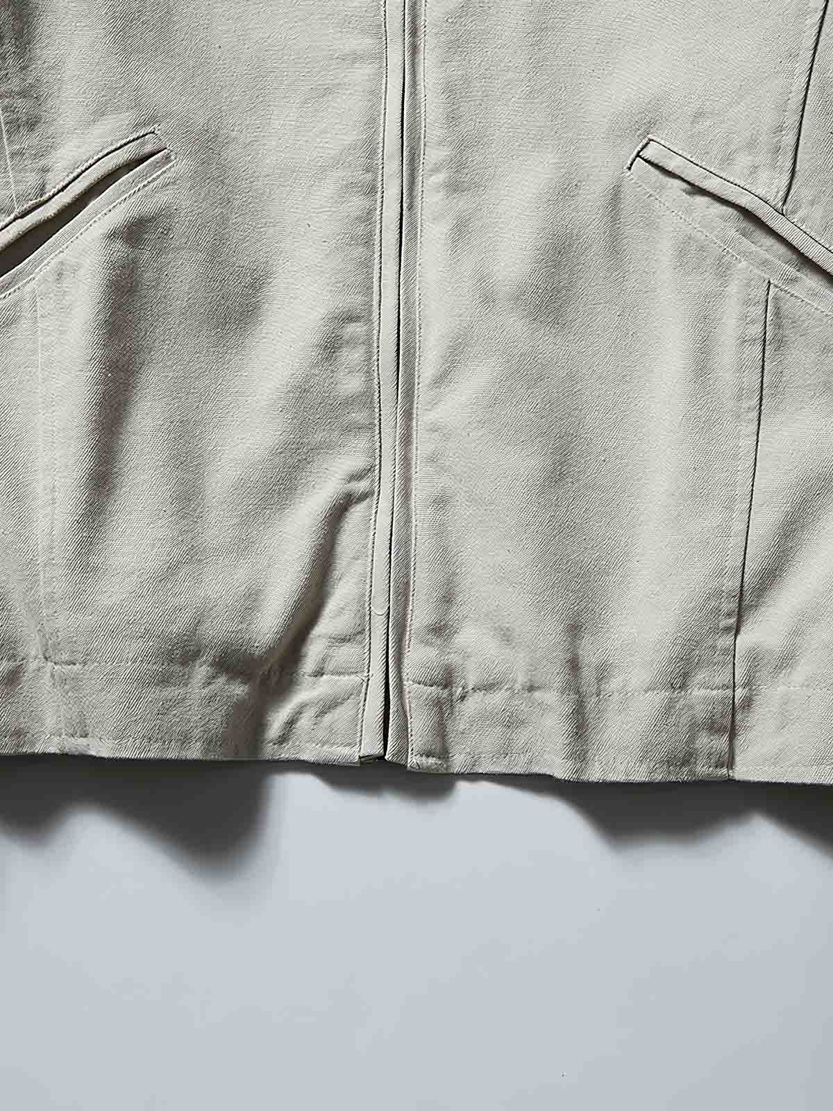 製品画像: 3色展開ハンティングカジュアルジャケットの正面図
詳細画像: コーデュロイ襟とジッパーポケットのディテール