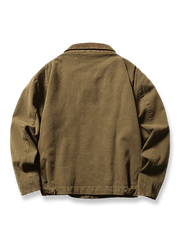 製品画像: 3色展開ハンティングカジュアルジャケットの正面図
詳細画像: コーデュロイ襟とジッパーポケットのディテール