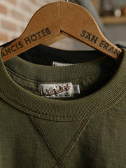 300GピュアコットンTシャツの首元のV字ディテールと生地の竹節効果のクローズアップ。耐久性とスタイルが見て取れる。