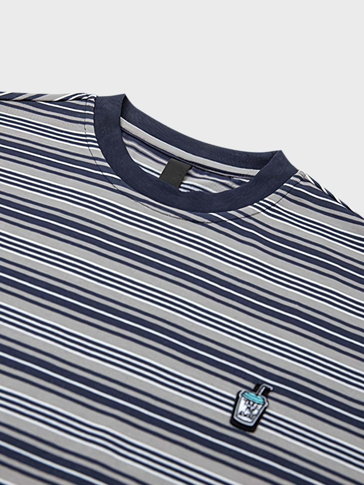  Tシャツの詳細、ストライプデザインと取り外し可能なパッチ