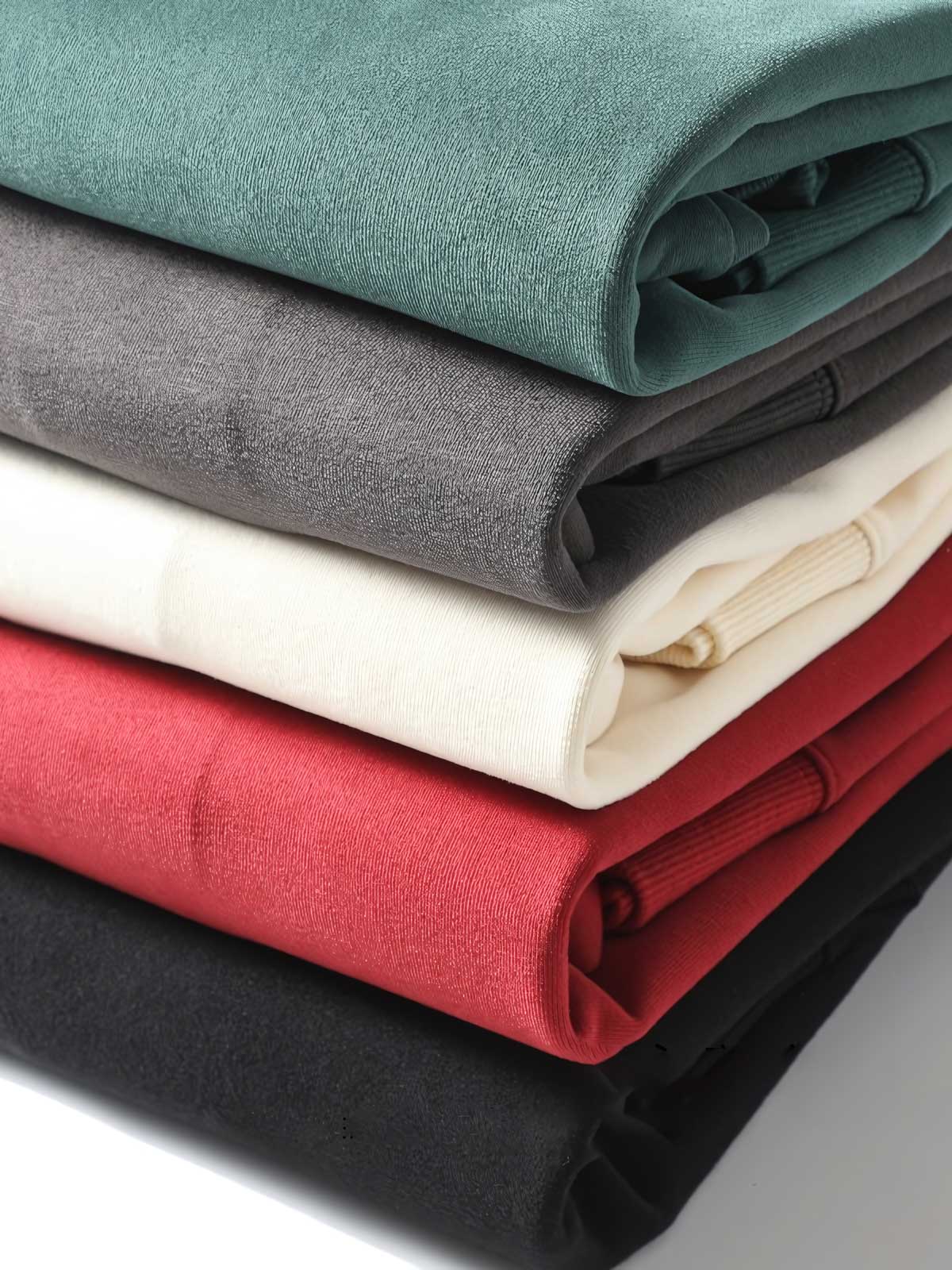 詳細画像: 滑らかな素材とリブディテール