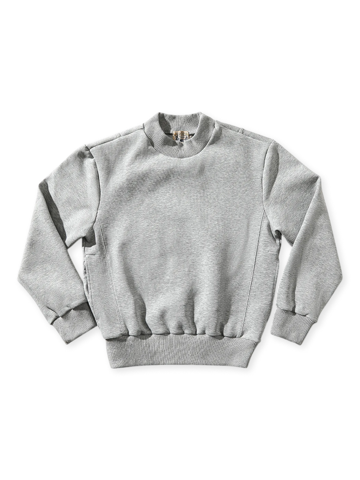 三層構造のエアレイヤー生地で作られた360gスウェット。ワイドネック、隠しサイドポケット、高密度ステッチが特徴。