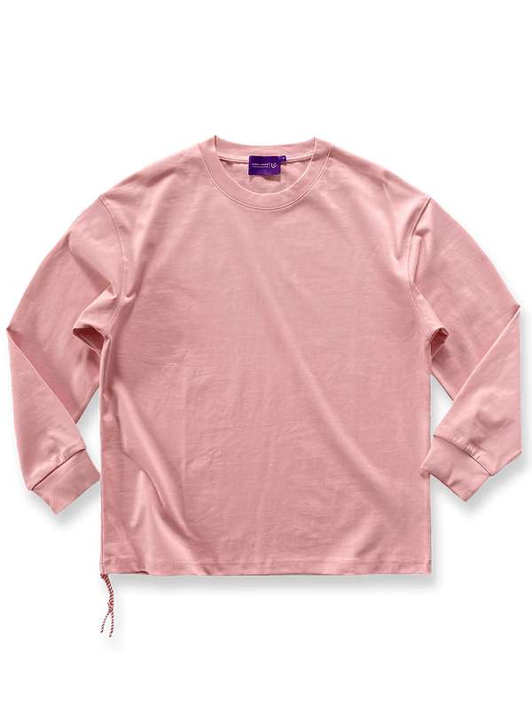 ピンク・ブラック・ベージュの３色展開、厚手コットンのヘビーウェイト長袖Tシャツ。ゆったりシルエットと背面ハンガーループを特徴とするアイテム。