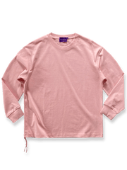 ピンク・ブラック・ベージュの３色展開、厚手コットンのヘビーウェイト長袖Tシャツ。ゆったりシルエットと背面ハンガーループを特徴とするアイテム。