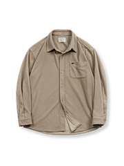 立体的なブロック生地とレトロな金属ポケットラベルが特徴のシャツ