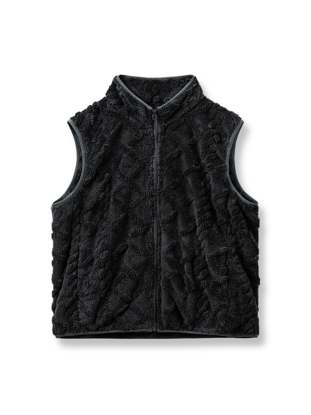 立体ケーブル編みと斜めジップポケットを備えた270g/m²フリースベスト。立ち襟で保温性とスタイルを両立するアイテム。