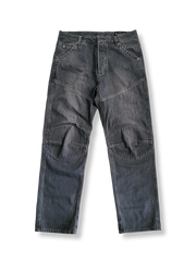 立体裁断とヴィンテージウォッシュ加工が映えるストレートデニムパンツ