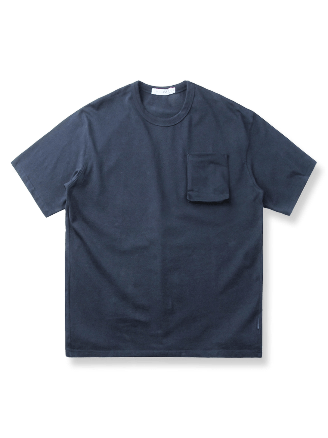 立体的な3Dポケットが特徴の無地Tシャツの前面が見える商品画像
