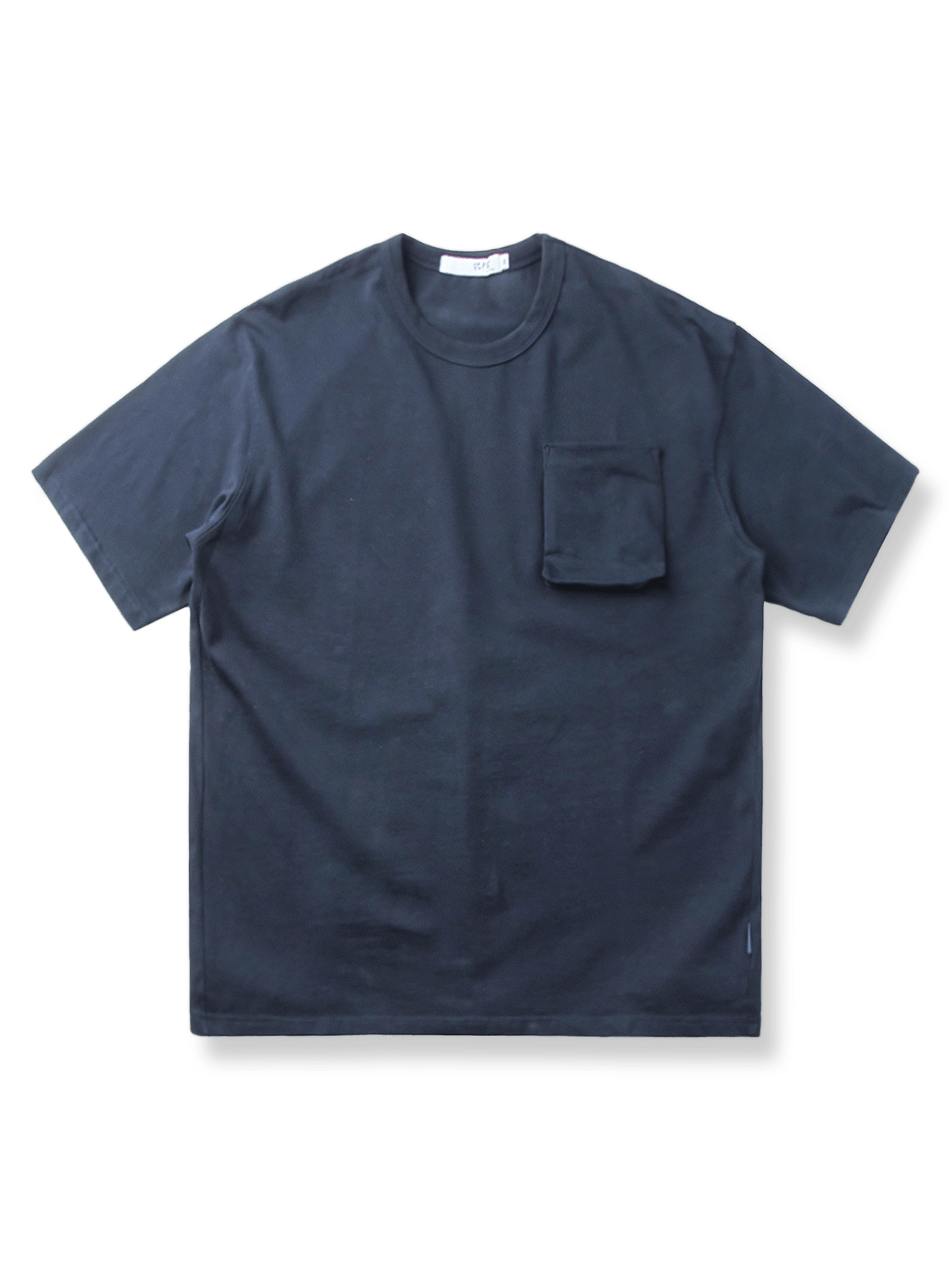 立体的な3Dポケットが特徴の無地Tシャツの前面が見える商品画像