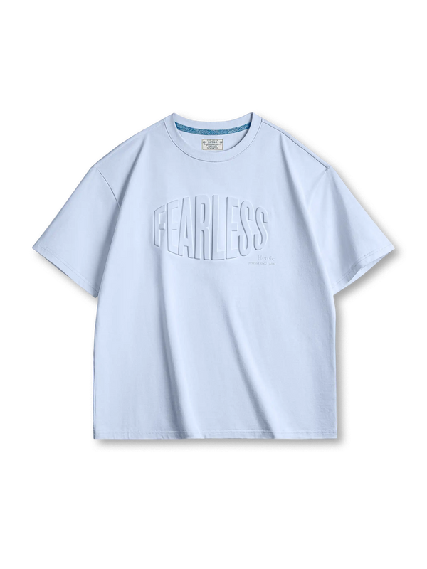 「FEARLESS」立体プリントが特徴の235g/m²コットンワイドTシャツ。アイスブルーで夏に最適な爽やかな一着。