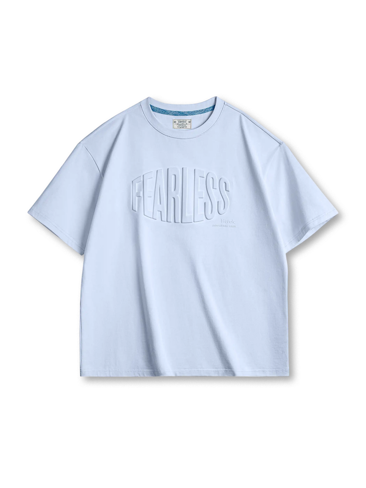 「FEARLESS」立体プリントが特徴の235g/m²コットンワイドTシャツ。アイスブルーで夏に最適な爽やかな一着。