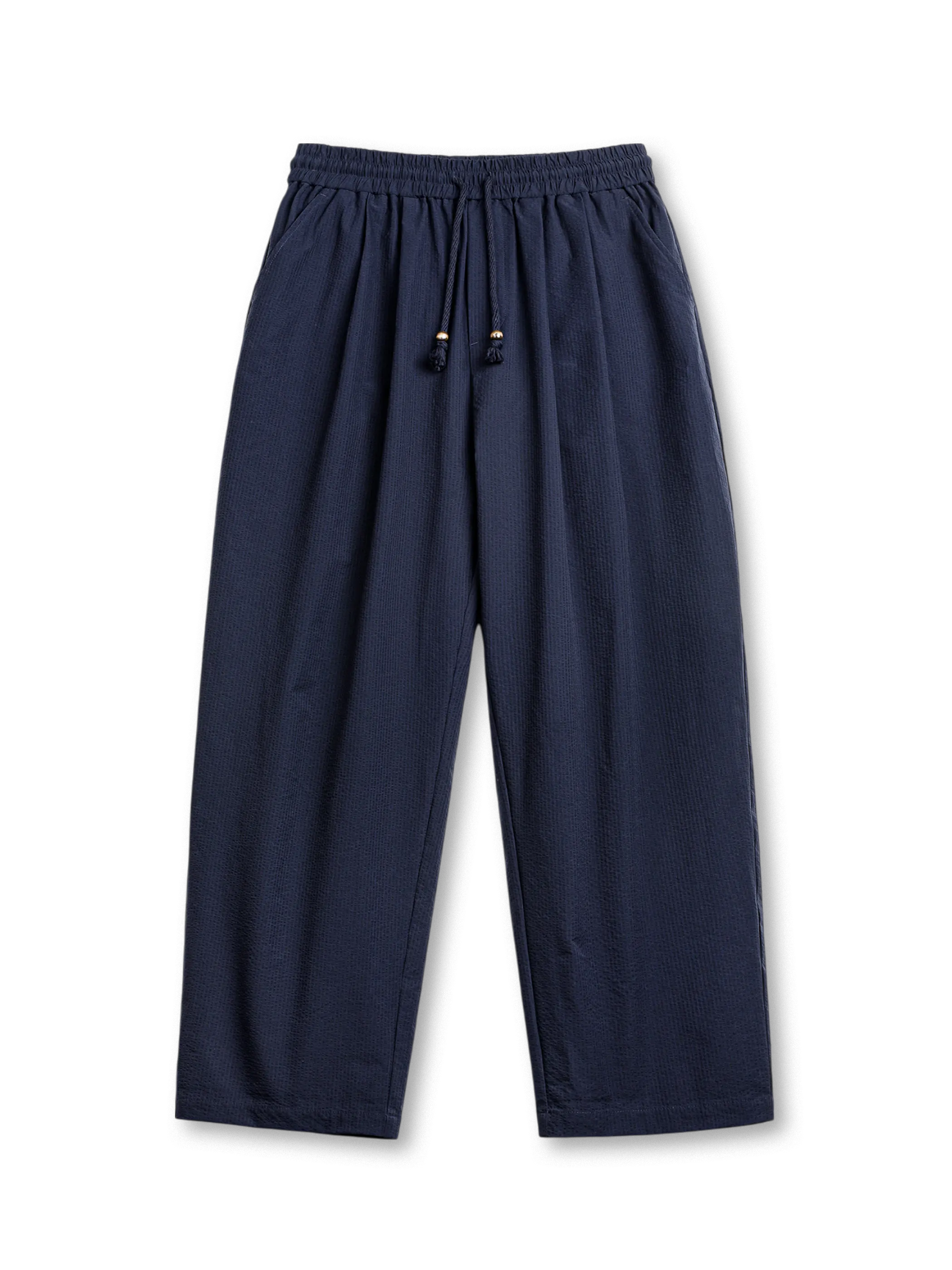 凹凸感のある3Dシャンタン素材使用。バルーンシルエットと木珠ドローコードが特徴の軽量パンツ。