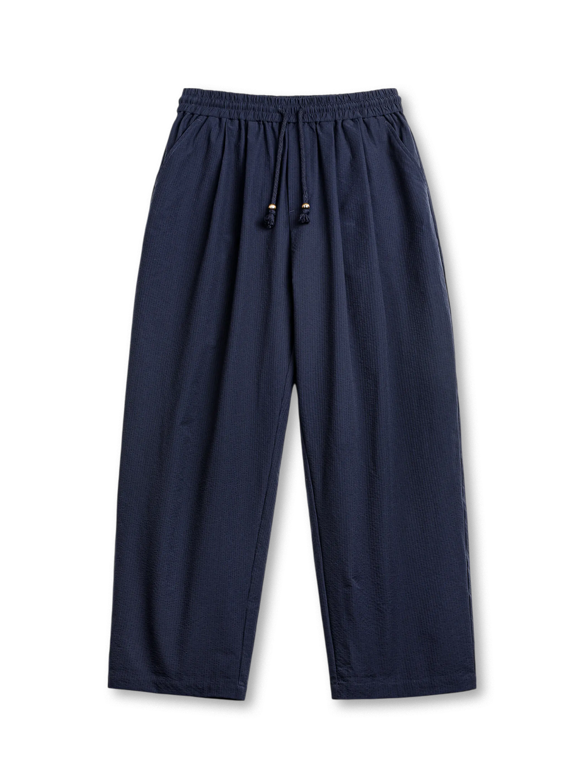 凹凸感のある3Dシャンタン素材使用。バルーンシルエットと木珠ドローコードが特徴の軽量パンツ。