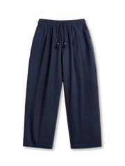 凹凸感のある3Dシャンタン素材使用。バルーンシルエットと木珠ドローコードが特徴の軽量パンツ。