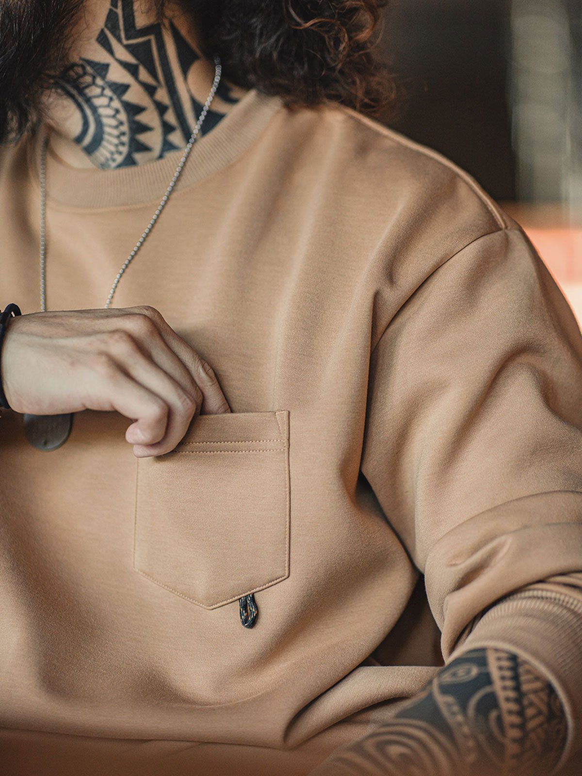 スウェットシャツ背面の「Bear」テーマ3Dイラストプリントの詳細