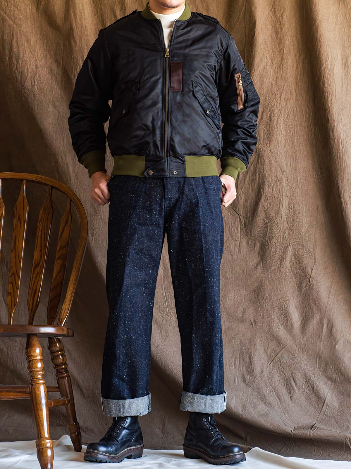 モデルが3Mシンサレート中綿 L-2フライトジャケットを着用し、クラシックとモダンを兼ね備えたスタイルを表現。