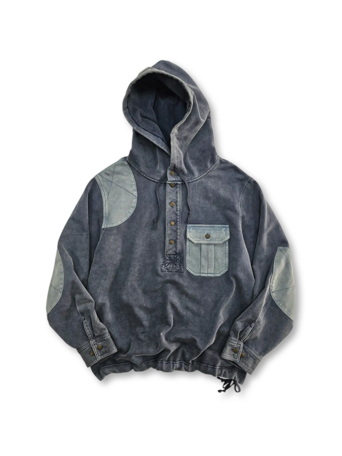 水洗抜染加工の厚手裏毛コットンと牛角ボタンが特徴のウォッシュフーディ。保温性と調整可能なシルエットが魅力