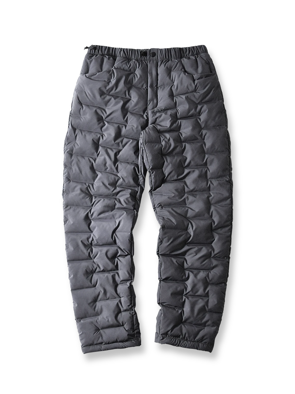 防風撥水ナイロンと高機能中綿を使用したアウトドア防寒パンツ。動きやすい立体裁断と調節可能裾付き。