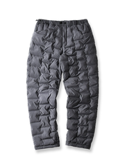 防風撥水ナイロンと高機能中綿を使用したアウトドア防寒パンツ。動きやすい立体裁断と調節可能裾付き。