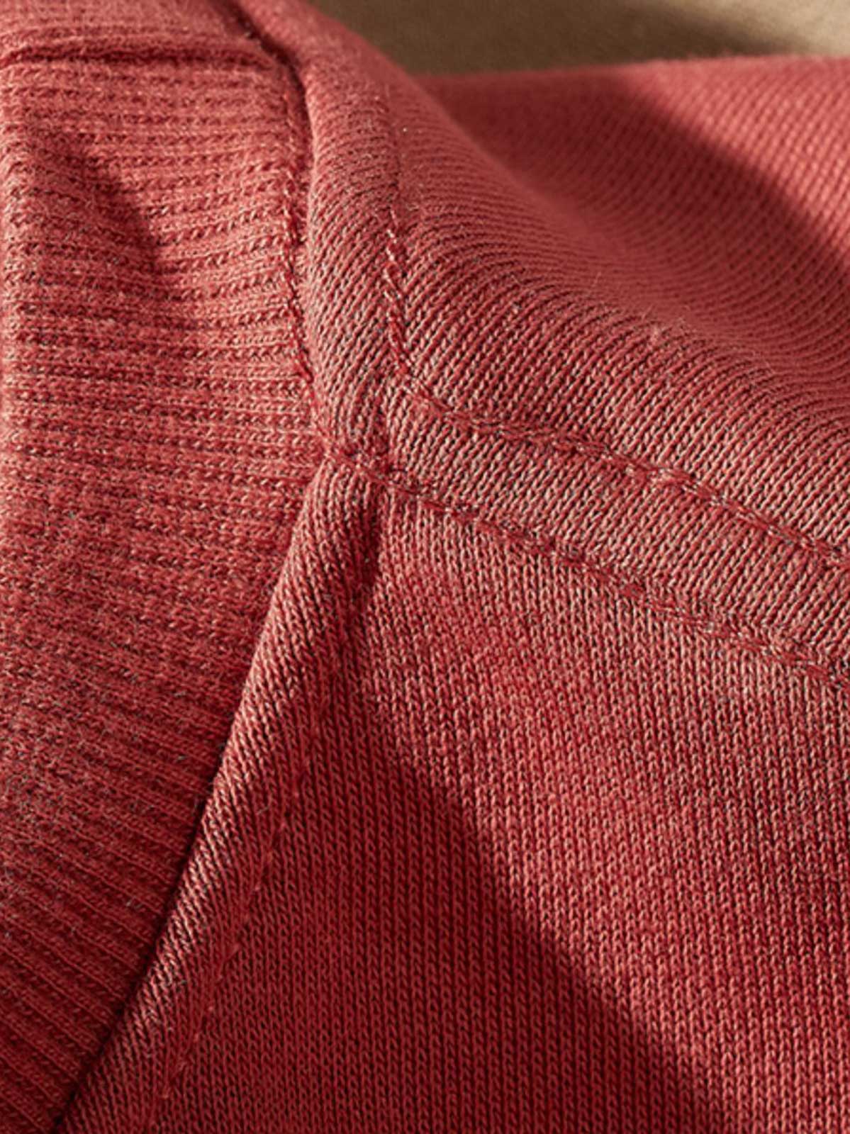 製品画像: 5色展開のクラシックなヘビーウェイトパイルクルーネックスウェットの全体画像
詳細画像: ヴィンテージ感のある5色展開のクルーネックスウェット、逆三角形リブパッチのディテール画像