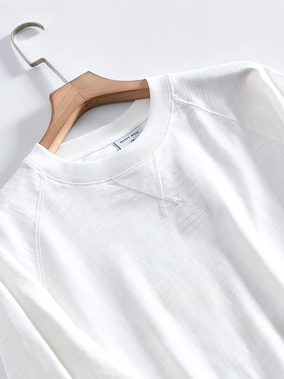 製品画像: ヘビーウェイト竹節糸長袖Tシャツの正面展示
詳細画像: リブネックとラグランスリーブのディテール展示