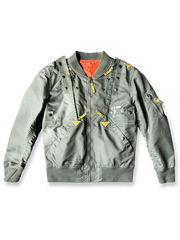 製品画像：57飛行隊機能性MA-1フライトジャケットの正面展示。取り外し可能なフード付きのミリタリー風ジャケット。
詳細画像：取り外し可能なフードと多機能ポケットのディテール。収納力と実用性を兼ね備えたデザイン。