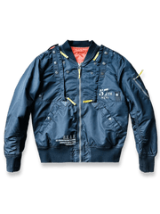 ダブルカラーと取り外しフードが特徴の57飛行隊MA‑1フライトジャケット。