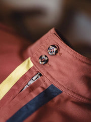 製品画像: 60年代風レトロデザインのバイカラーレーシングジャケット、スポーティーなスタンドカラーと耐久性あるツイル素材。
詳細画像: バイカラーのジッパーディテール、ツイル素材の高い耐摩耗性とレトロな赤色の特徴が分かる部分アップ。