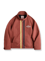 60年代風レーシングジャケット。バイカラージッパーとレトロレッド、コットンツイル素材、スタンドカラー＆木製ダブルボタンが特徴。