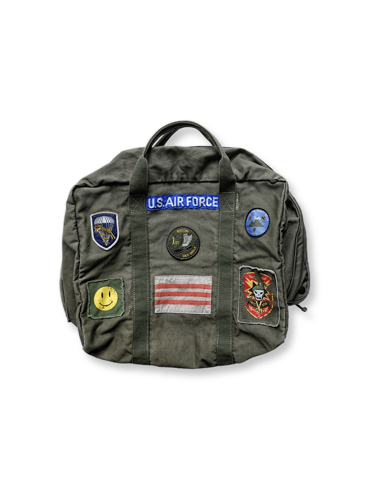 70s水洗デルフォー帆布デプロイメントバッグの全体像を展示し、そのクラシックな魅力とディテールが強調されています。