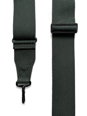 マットブラック防錆加工が施されたストラップのディテール