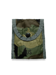 70年代アメカジ風MOLLE対応ナイロン製クイックアクセス収納バッグ。防水ナイロン素材とスナップ開閉、内部仕切りで機能性を高めたアイテム。