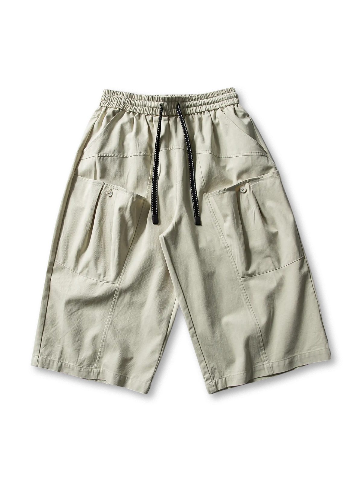 大容量ポケットとドローコードウエストが映える7分丈カーゴショーツ