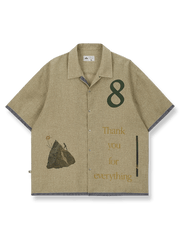 8周年記念のフラグメントプリントをあしらったラフィア素材シャツ。