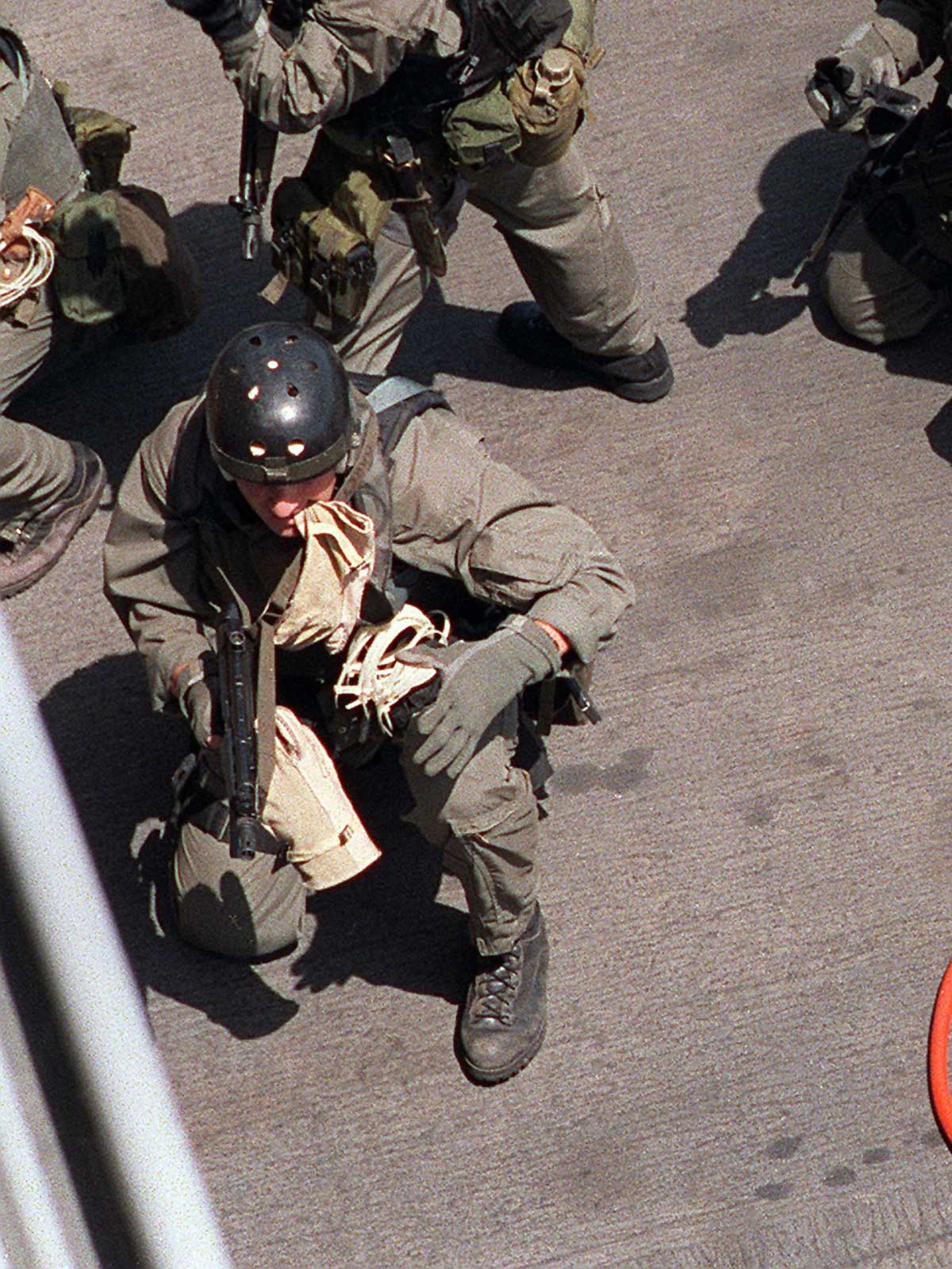 アウトドアライディングシーンで使用されているグローブの着用画像