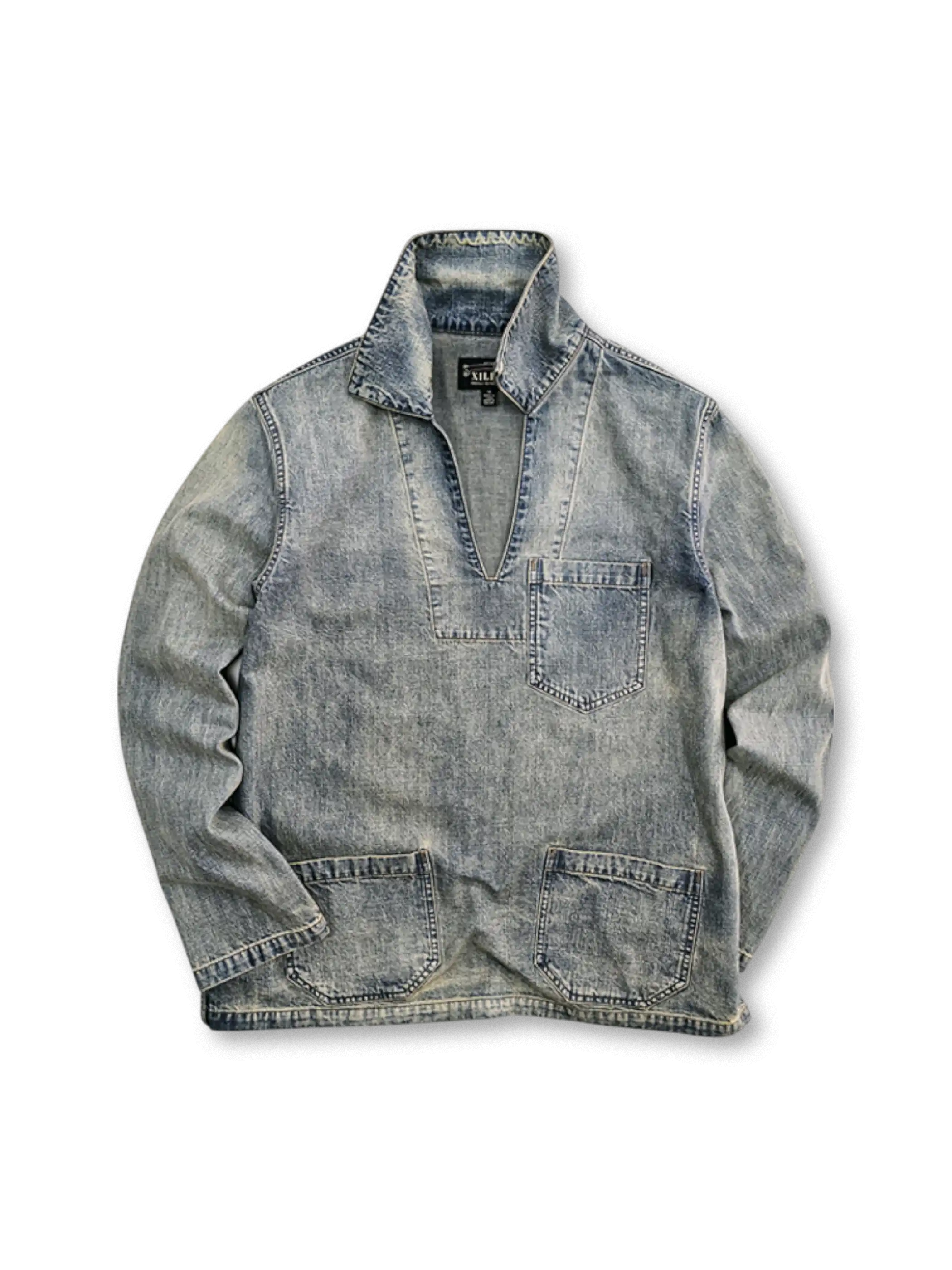 Vネックとクラシックポケットが特徴の全綿デニムワークシャツ