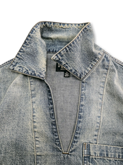 Vネックとクラシックポケットが特徴の全綿デニムワークシャツ