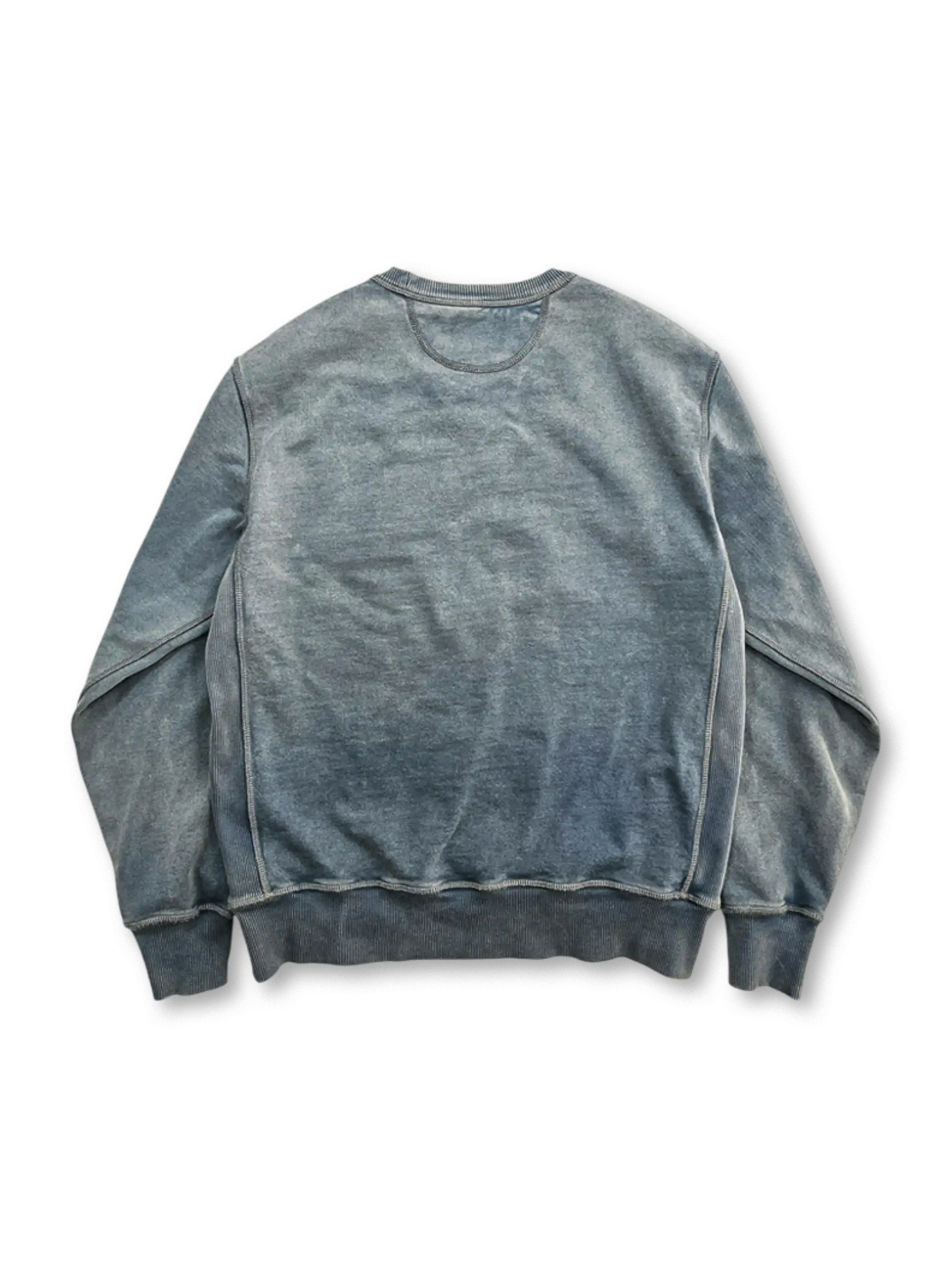 ワックス染めと抜染風加工が施されたデニムブルーカラーのスウェットシャツ