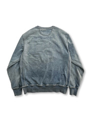 ワックス染めと抜染風加工が施されたデニムブルーカラーのスウェットシャツ