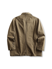 ゆったりとしたシルエットのコットンツイルジャケット、フロントに大きめポケットがある
