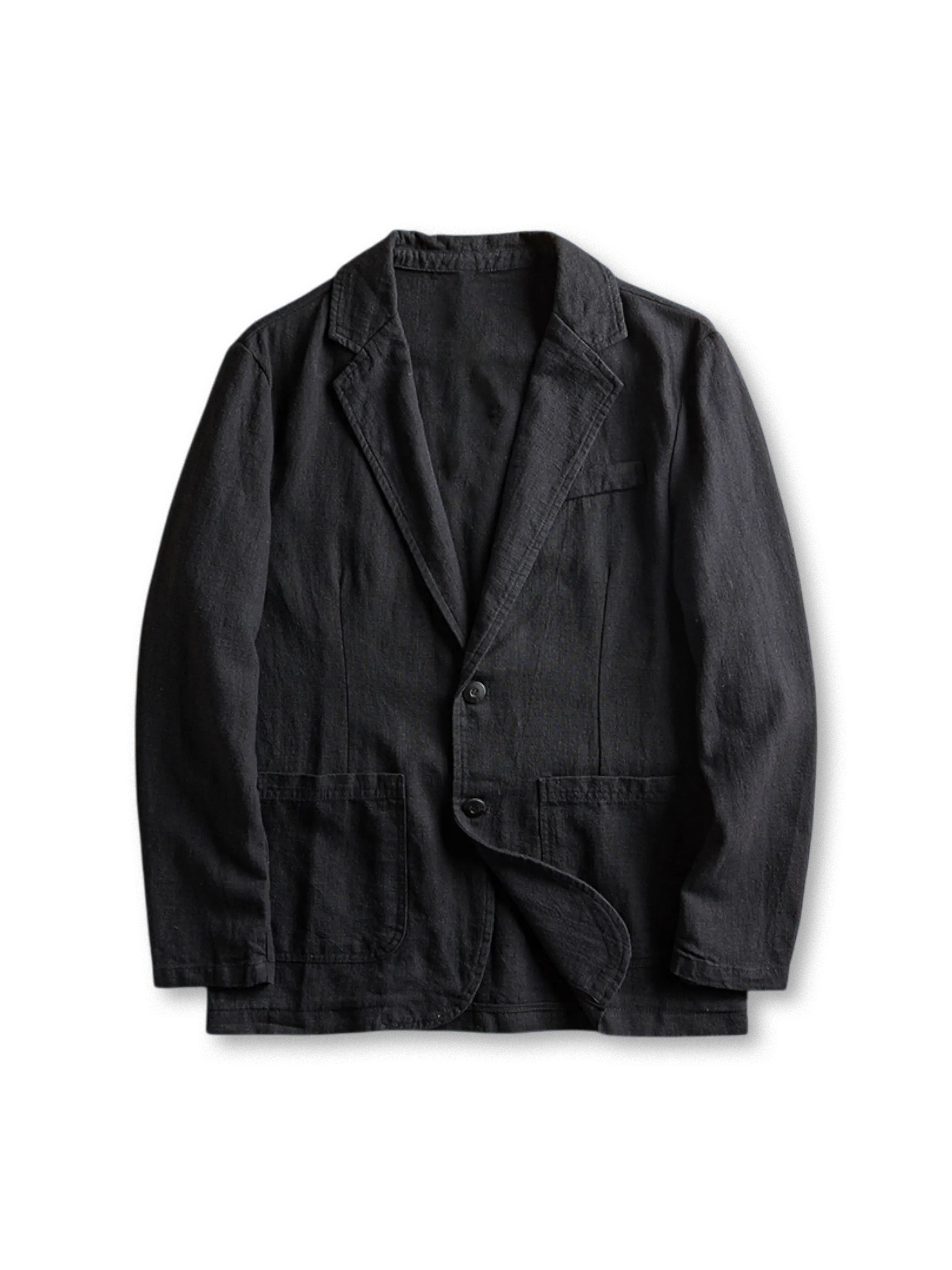 リネンブレンドのテーラードジャケット、フロントに二つボタンとパッチポケットが見える
