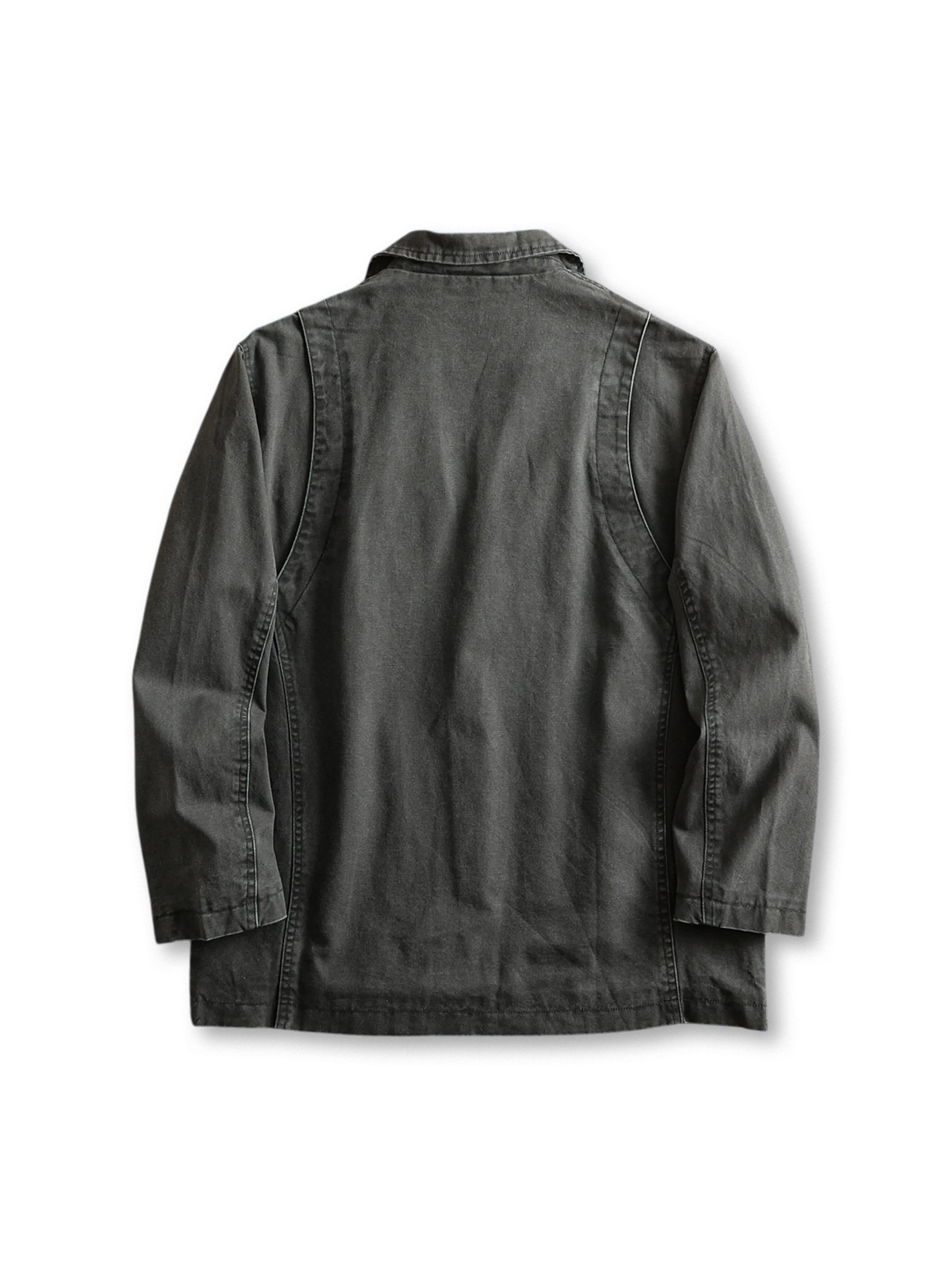 ウォッシュ加工が施されたコットンブレザー、フロントに大きなポケットが並ぶデザイン