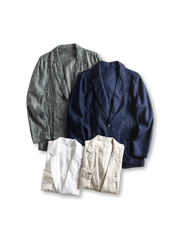 ウォッシュ加工されたリネン素材のテーラードジャケット、フロントに二つボタンとパッチポケッ