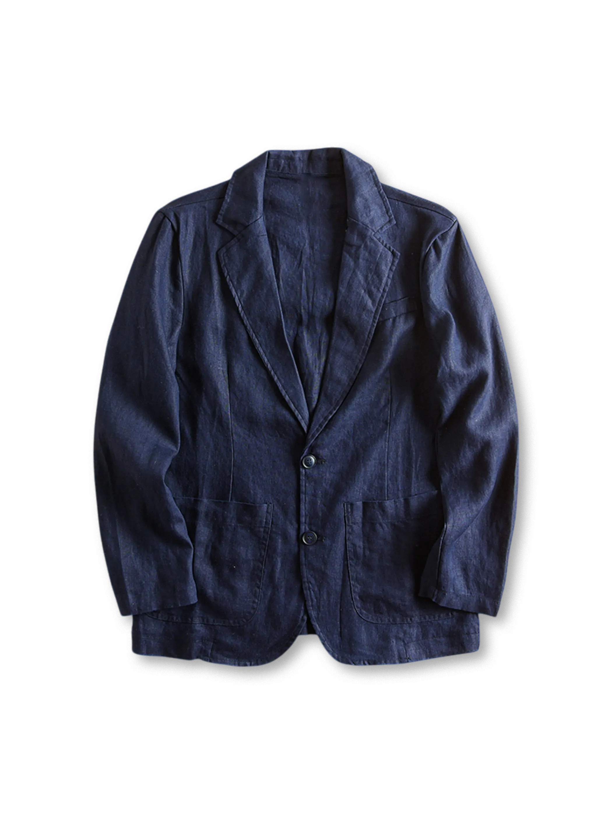 ウォッシュ加工されたリネン素材のテーラードジャケット、フロントに二つボタンとパッチポケッ