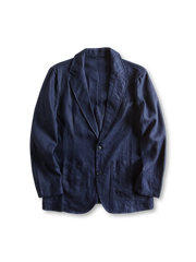 ウォッシュ加工されたリネン素材のテーラードジャケット、フロントに二つボタンとパッチポケッ