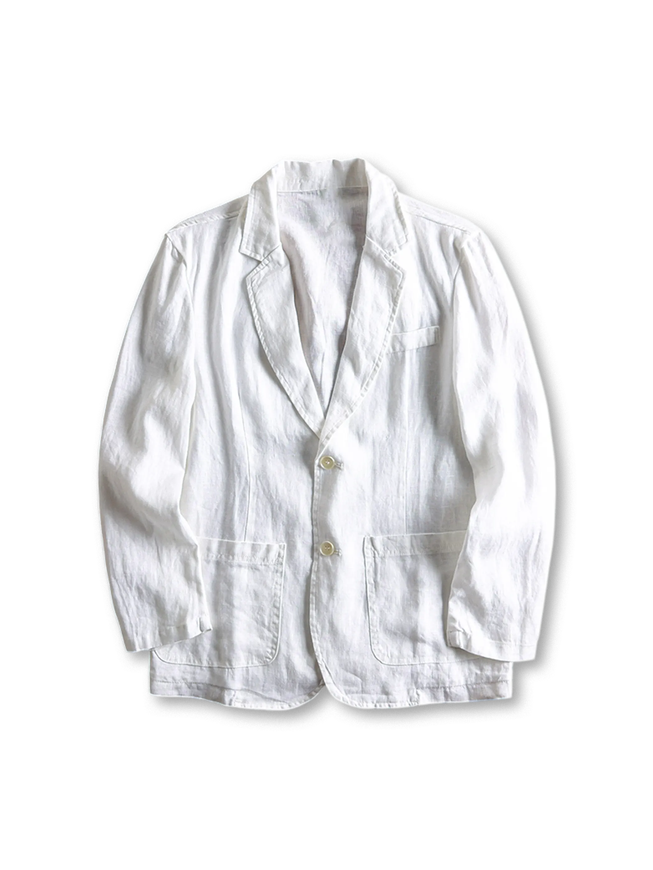 ウォッシュ加工されたリネン素材のテーラードジャケット、フロントに二つボタンとパッチポケッ