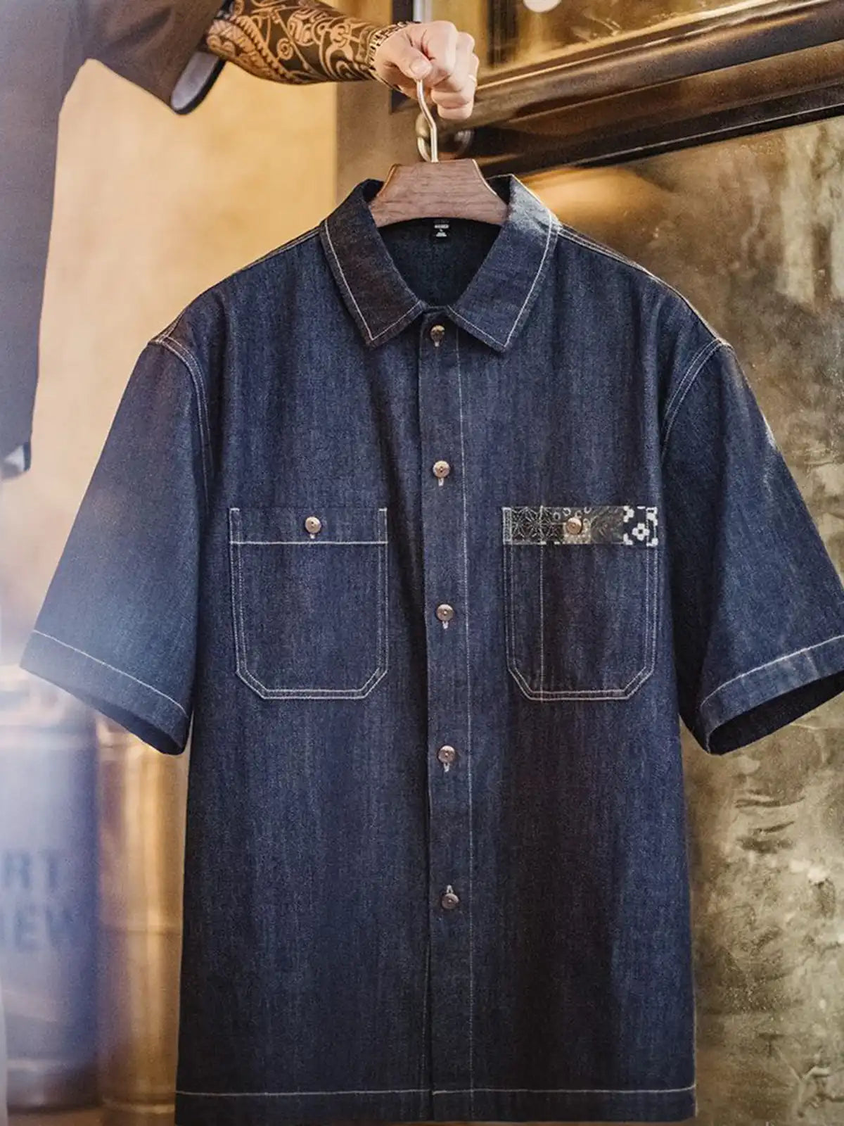 BORO風のパッチが付いた半袖デニムシャツ