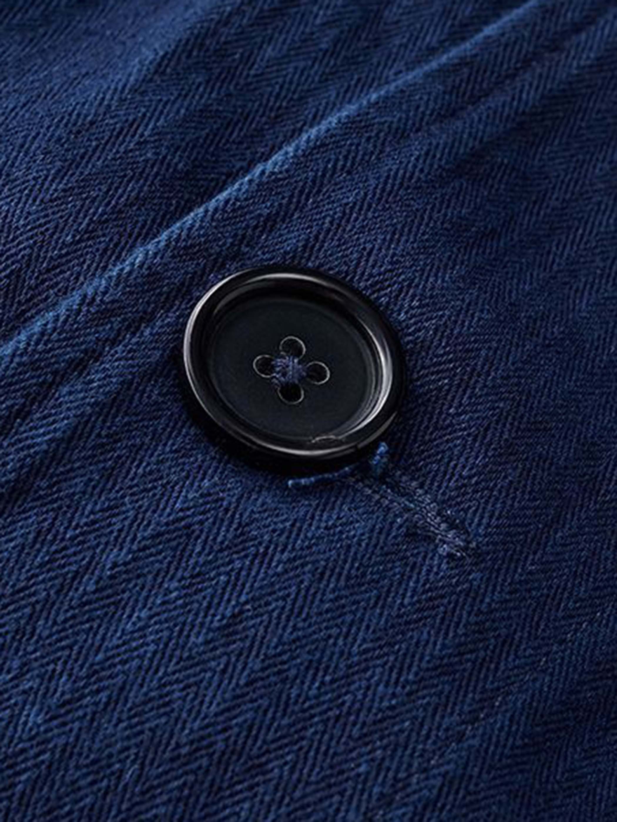 植物藍染の独特な風合いと本水牛ボタンのディテールクローズアップ